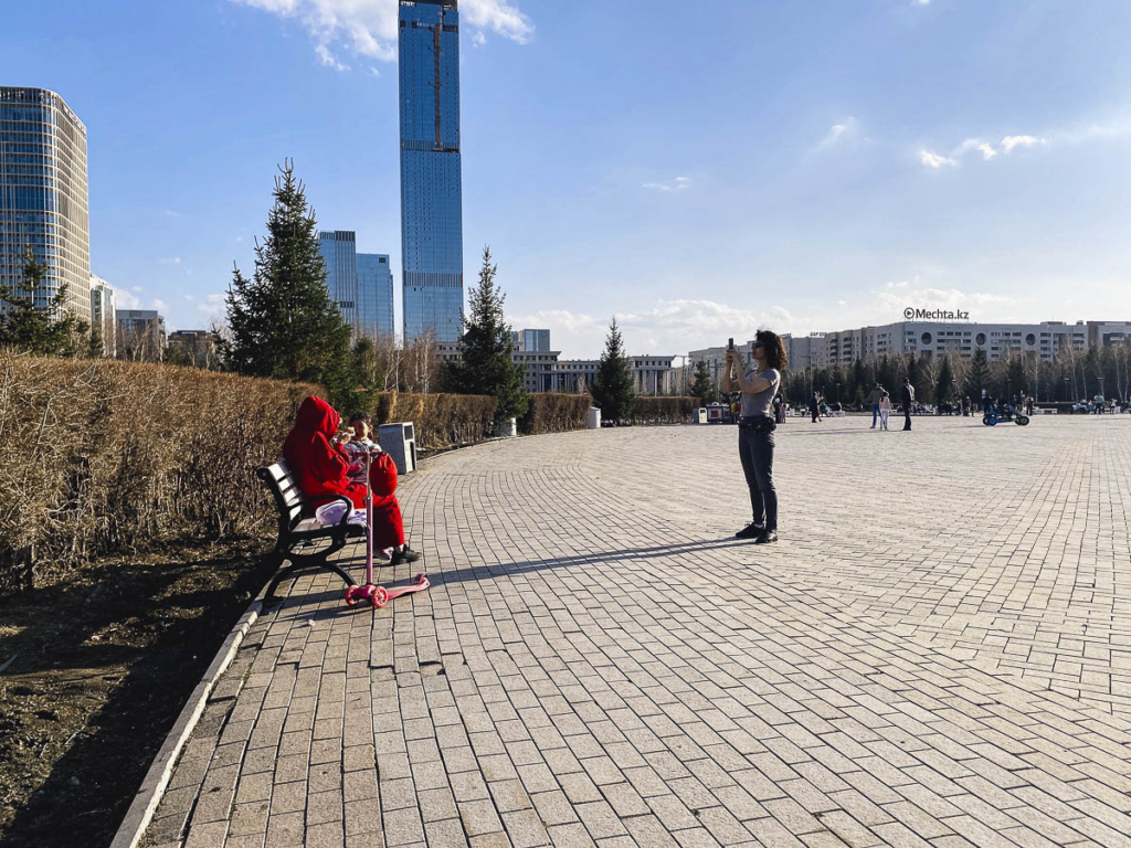 Im Hintergrund wird noch am Abu Dhabi Plaza gebaut -  das höchste Gebäude Kasachstans.